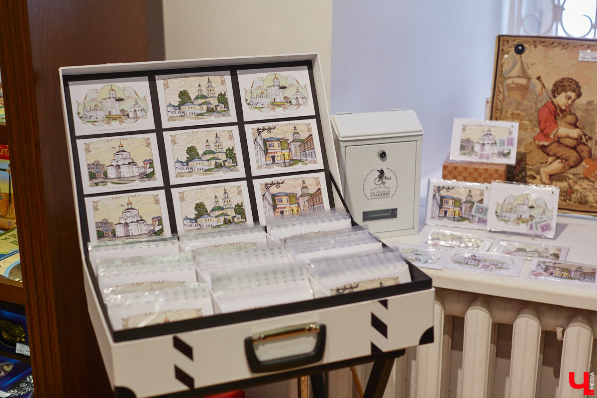 Жителям и гостям областного центра предлагают отправить стилизованные открытки с видами Владимира в любую точку мира. Только не онлайн, а по старинке. Для этого сразу в нескольких локациях были установлены специальные почтовые ящики. Но одним нашим городом посткроссинг в регионе не ограничивается.