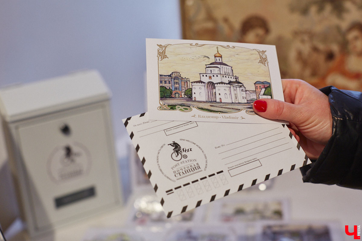 Жителям и гостям областного центра предлагают отправить стилизованные открытки с видами Владимира в любую точку мира. Только не онлайн, а по старинке. Для этого сразу в нескольких локациях были установлены специальные почтовые ящики. Но одним нашим городом посткроссинг в регионе не ограничивается.