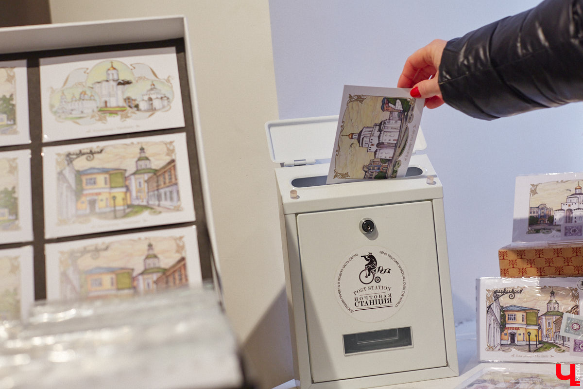 Жителям и гостям областного центра предлагают отправить стилизованные открытки с видами Владимира в любую точку мира. Только не онлайн, а по старинке. Для этого сразу в нескольких локациях были установлены специальные почтовые ящики. Но одним нашим городом посткроссинг в регионе не ограничивается.