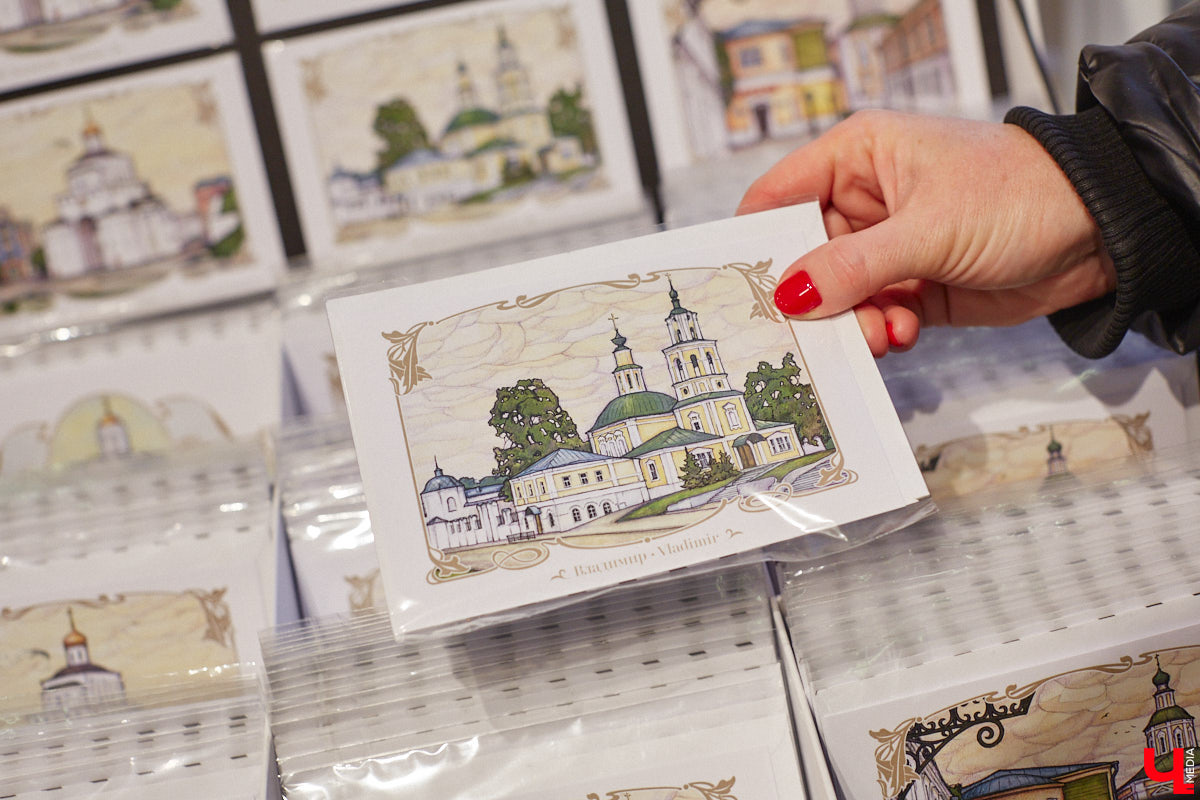 Жителям и гостям областного центра предлагают отправить стилизованные открытки с видами Владимира в любую точку мира. Только не онлайн, а по старинке. Для этого сразу в нескольких локациях были установлены специальные почтовые ящики. Но одним нашим городом посткроссинг в регионе не ограничивается.