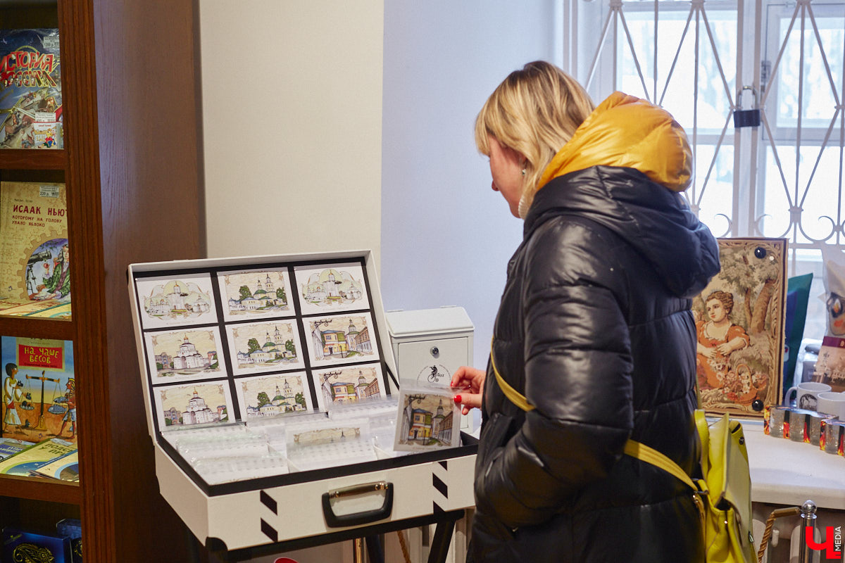 Жителям и гостям областного центра предлагают отправить стилизованные открытки с видами Владимира в любую точку мира. Только не онлайн, а по старинке. Для этого сразу в нескольких локациях были установлены специальные почтовые ящики. Но одним нашим городом посткроссинг в регионе не ограничивается.