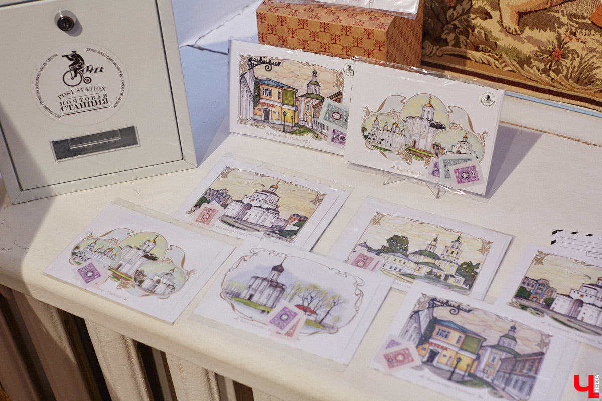 Жителям и гостям областного центра предлагают отправить стилизованные открытки с видами Владимира в любую точку мира. Только не онлайн, а по старинке. Для этого сразу в нескольких локациях были установлены специальные почтовые ящики. Но одним нашим городом посткроссинг в регионе не ограничивается.