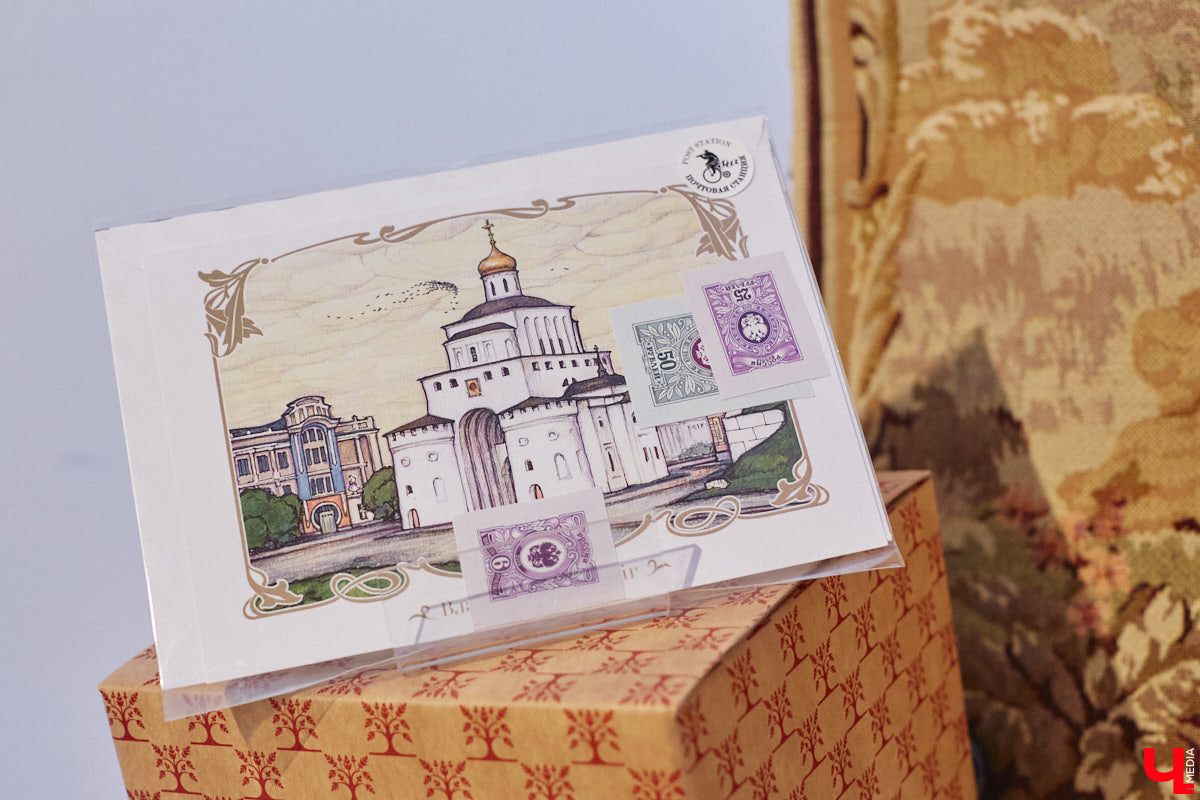 Жителям и гостям областного центра предлагают отправить стилизованные открытки с видами Владимира в любую точку мира. Только не онлайн, а по старинке. Для этого сразу в нескольких локациях были установлены специальные почтовые ящики. Но одним нашим городом посткроссинг в регионе не ограничивается.
