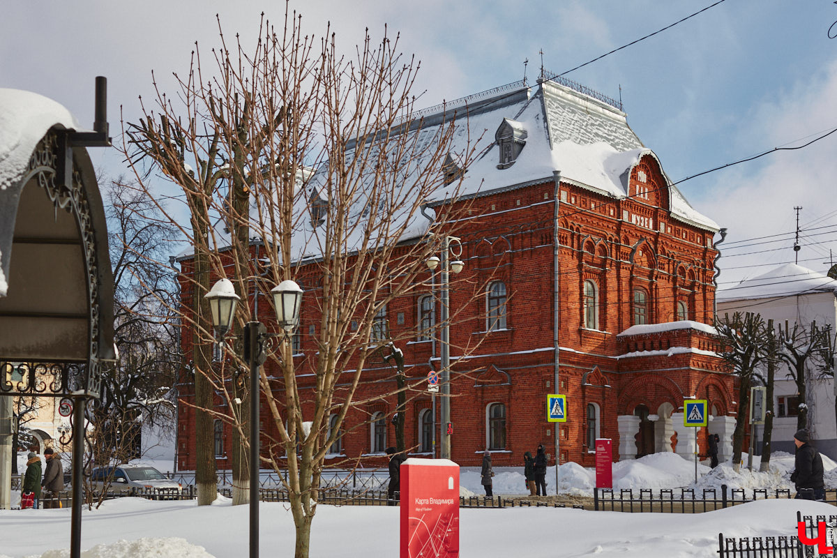 Жителям и гостям областного центра предлагают отправить стилизованные открытки с видами Владимира в любую точку мира. Только не онлайн, а по старинке. Для этого сразу в нескольких локациях были установлены специальные почтовые ящики. Но одним нашим городом посткроссинг в регионе не ограничивается.