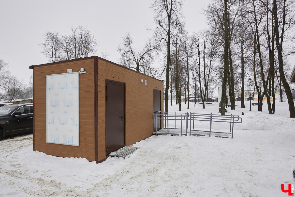 Актуальная новость для тех, кто любит посещать Суздаль: в городе установили бесплатные модульные туалеты. Но если за них платить не придется, то за парковку автомобиля будьте добры достать кошелек. Также он пригодится всем владельцам электромобилей.