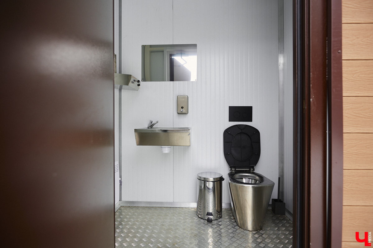 Актуальная новость для тех, кто любит посещать Суздаль: в городе установили бесплатные модульные туалеты. Но если за них платить не придется, то за парковку автомобиля будьте добры достать кошелек. Также он пригодится всем владельцам электромобилей.