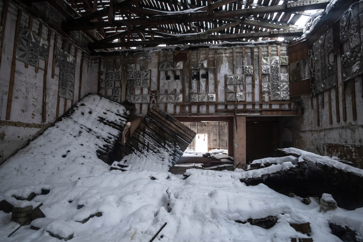 Сталкер из Москвы Михаил Александров недавно побывал в когда-то богато украшенном, а сейчас разрушенном здании учреждения культуры в Петушинском районе. И хотя там сохранилось немногое, оно точно заслуживает внимания. Например, рисунки водолазов, плавающих в окружении обитателей морских глубин, или мозаика на стенах.