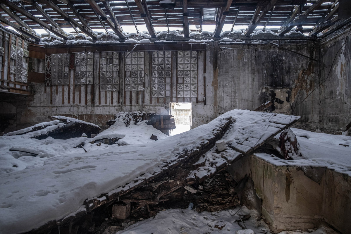 Сталкер из Москвы Михаил Александров недавно побывал в когда-то богато украшенном, а сейчас разрушенном здании учреждения культуры в Петушинском районе. И хотя там сохранилось немногое, оно точно заслуживает внимания. Например, рисунки водолазов, плавающих в окружении обитателей морских глубин, или мозаика на стенах.