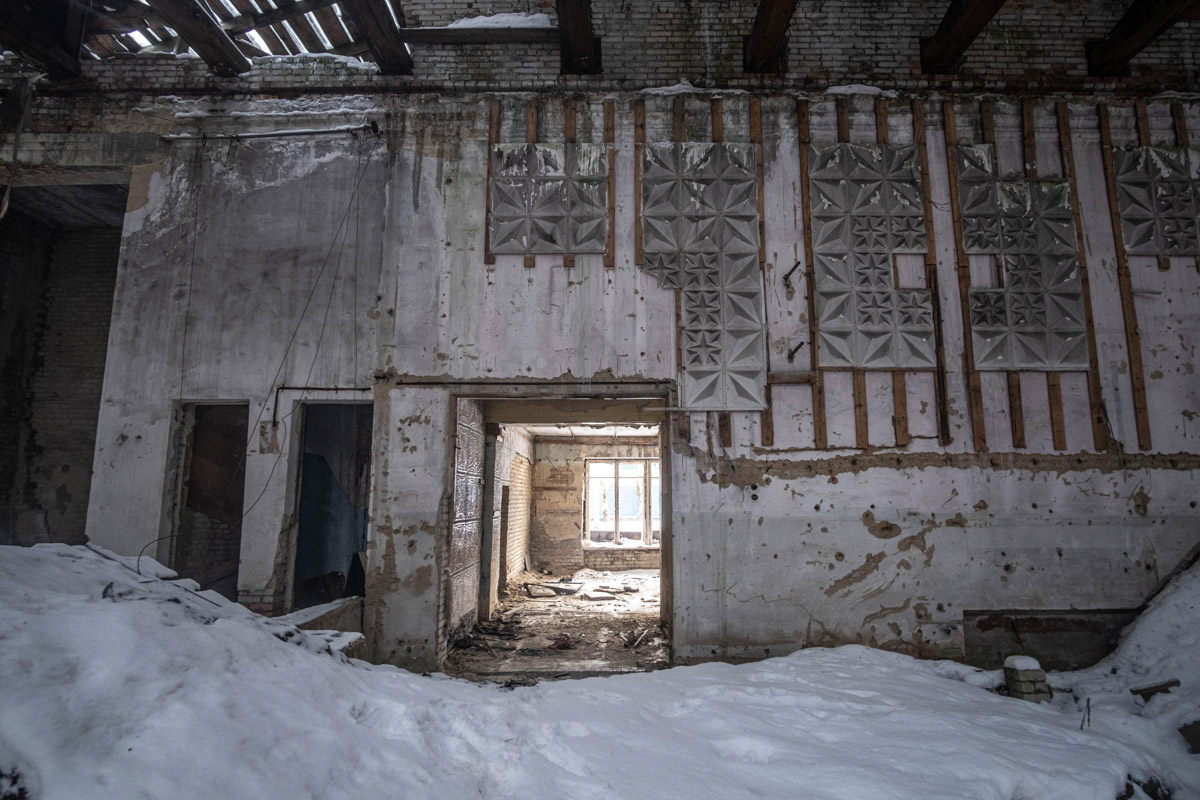 Сталкер из Москвы Михаил Александров недавно побывал в когда-то богато украшенном, а сейчас разрушенном здании учреждения культуры в Петушинском районе. И хотя там сохранилось немногое, оно точно заслуживает внимания. Например, рисунки водолазов, плавающих в окружении обитателей морских глубин, или мозаика на стенах.