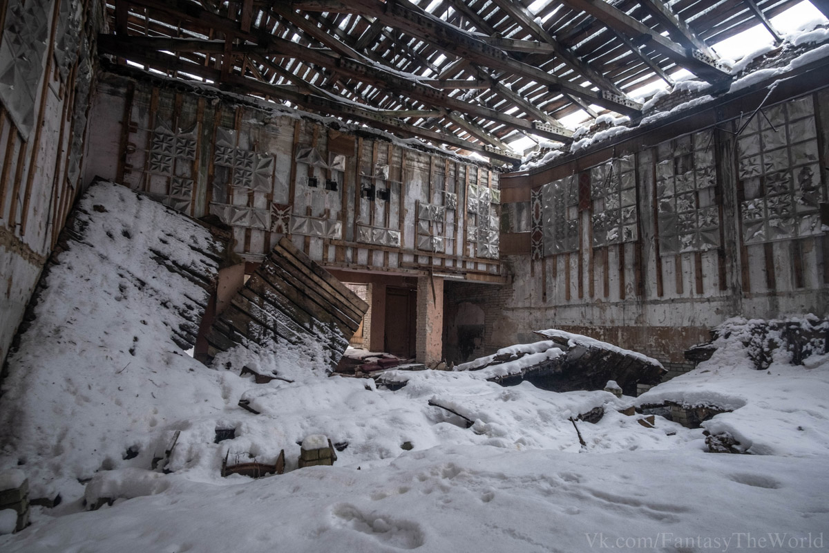 Сталкер из Москвы Михаил Александров недавно побывал в когда-то богато украшенном, а сейчас разрушенном здании учреждения культуры в Петушинском районе. И хотя там сохранилось немногое, оно точно заслуживает внимания. Например, рисунки водолазов, плавающих в окружении обитателей морских глубин, или мозаика на стенах.