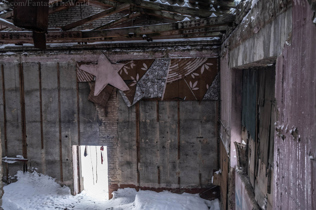 Сталкер из Москвы Михаил Александров недавно побывал в когда-то богато украшенном, а сейчас разрушенном здании учреждения культуры в Петушинском районе. И хотя там сохранилось немногое, оно точно заслуживает внимания. Например, рисунки водолазов, плавающих в окружении обитателей морских глубин, или мозаика на стенах.