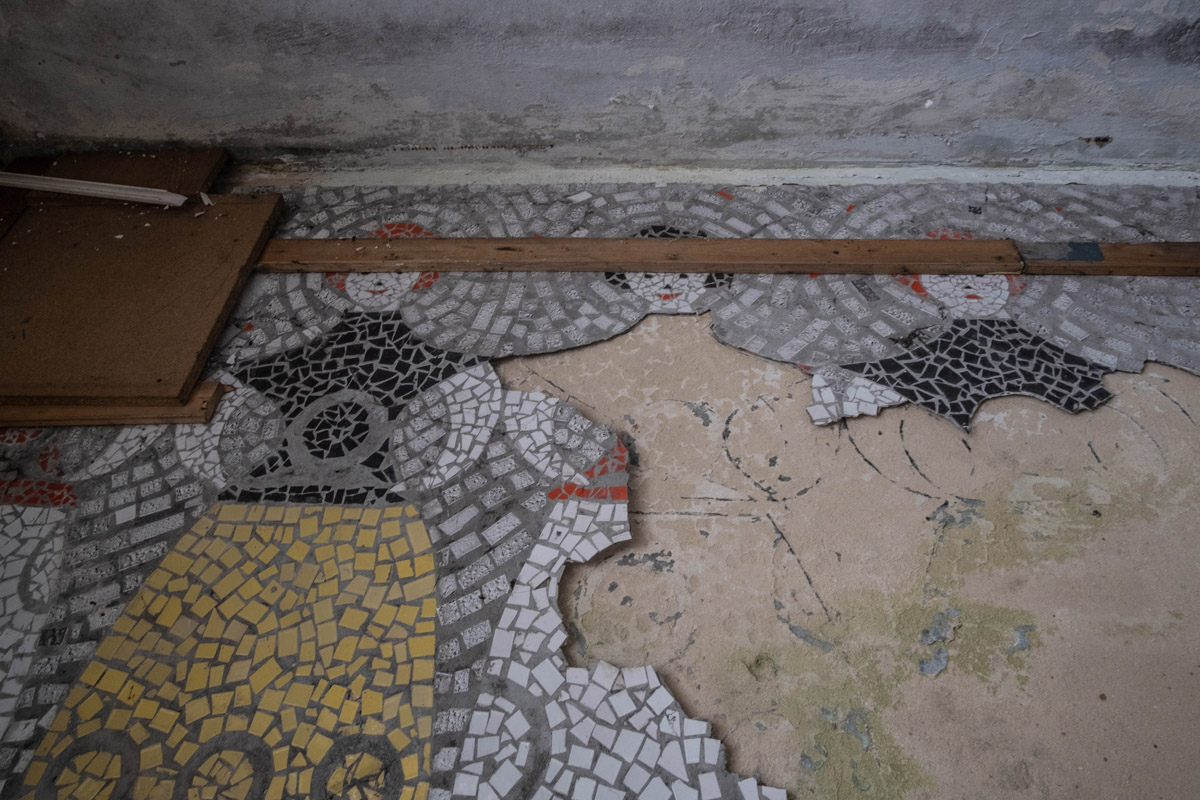 Сталкер из Москвы Михаил Александров недавно побывал в когда-то богато украшенном, а сейчас разрушенном здании учреждения культуры в Петушинском районе. И хотя там сохранилось немногое, оно точно заслуживает внимания. Например, рисунки водолазов, плавающих в окружении обитателей морских глубин, или мозаика на стенах.