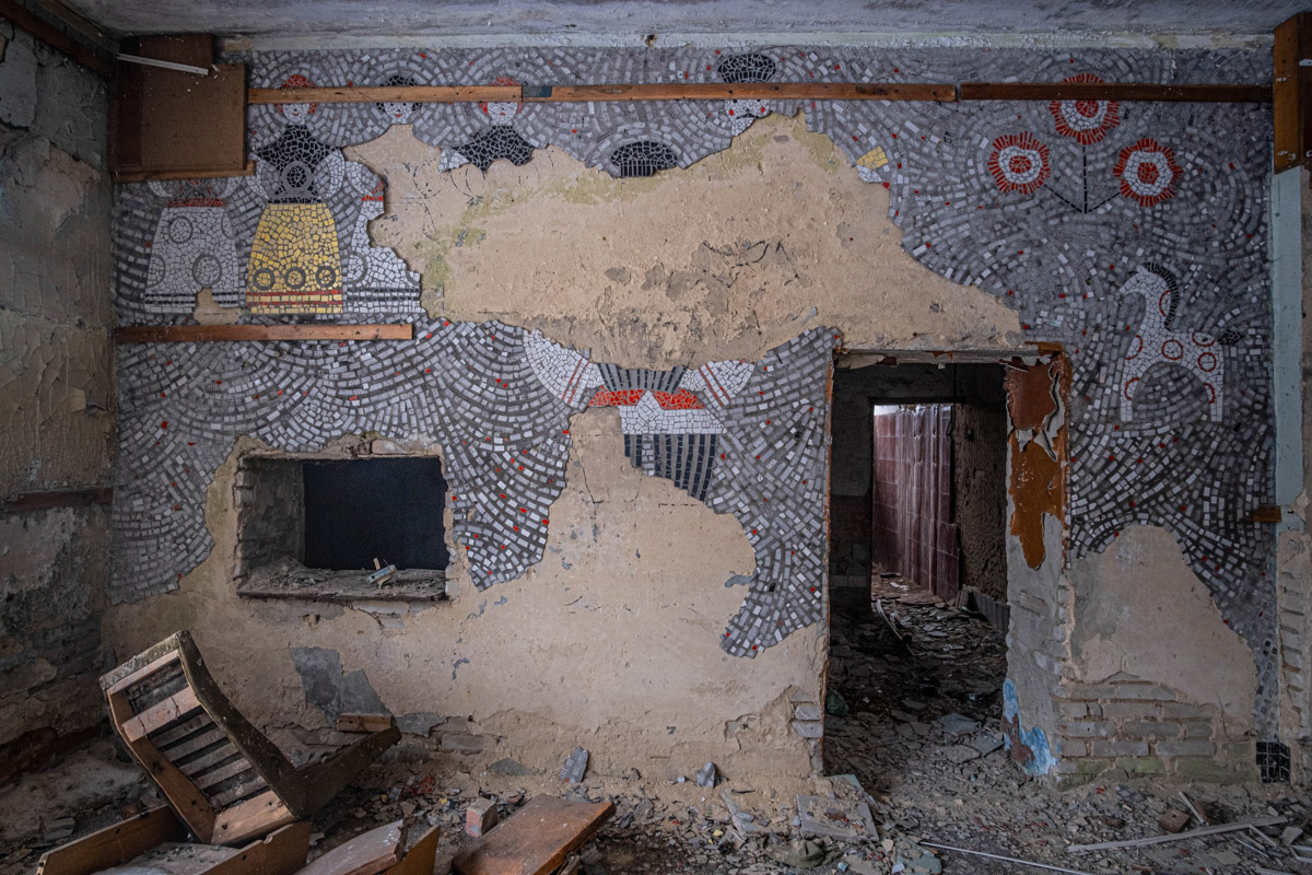 Сталкер из Москвы Михаил Александров недавно побывал в когда-то богато украшенном, а сейчас разрушенном здании учреждения культуры в Петушинском районе. И хотя там сохранилось немногое, оно точно заслуживает внимания. Например, рисунки водолазов, плавающих в окружении обитателей морских глубин, или мозаика на стенах.