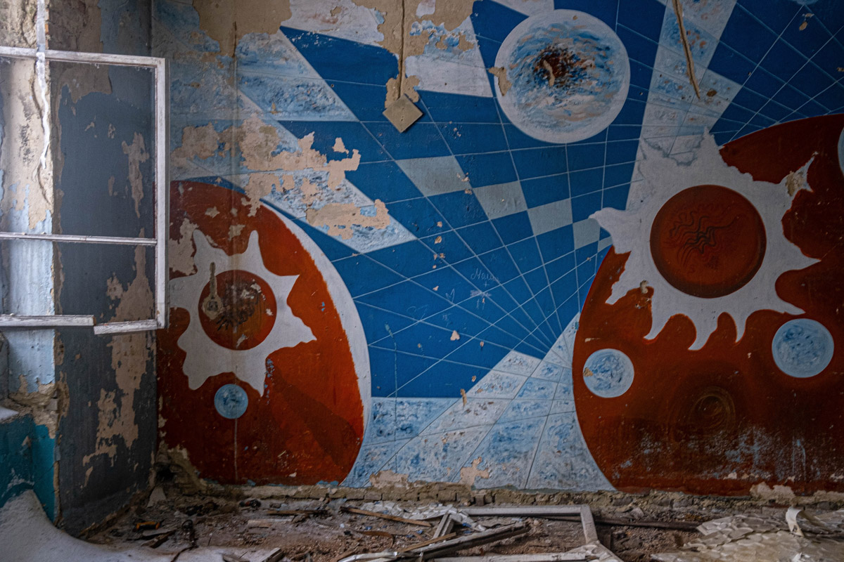 Сталкер из Москвы Михаил Александров недавно побывал в когда-то богато украшенном, а сейчас разрушенном здании учреждения культуры в Петушинском районе. И хотя там сохранилось немногое, оно точно заслуживает внимания. Например, рисунки водолазов, плавающих в окружении обитателей морских глубин, или мозаика на стенах.