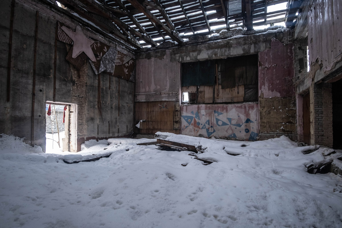 Сталкер из Москвы Михаил Александров недавно побывал в когда-то богато украшенном, а сейчас разрушенном здании учреждения культуры в Петушинском районе. И хотя там сохранилось немногое, оно точно заслуживает внимания. Например, рисунки водолазов, плавающих в окружении обитателей морских глубин, или мозаика на стенах.