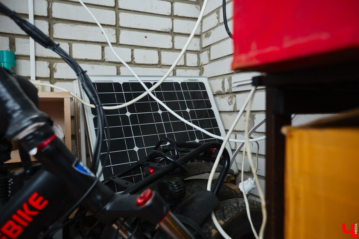 Житель областного центра установил на своем балконе солнечные батареи, с помощью которых в ясную погоду получается запитать практически всю квартиру. Поэтому летом за электроэнергию Станислав Состигалов платит символические сто рублей в месяц. Зимой экономии меньше, но, если во Владимире отключат свет, житель дома на улице Безыменского сможет спокойно смотреть телевизор и заряжать телефон.