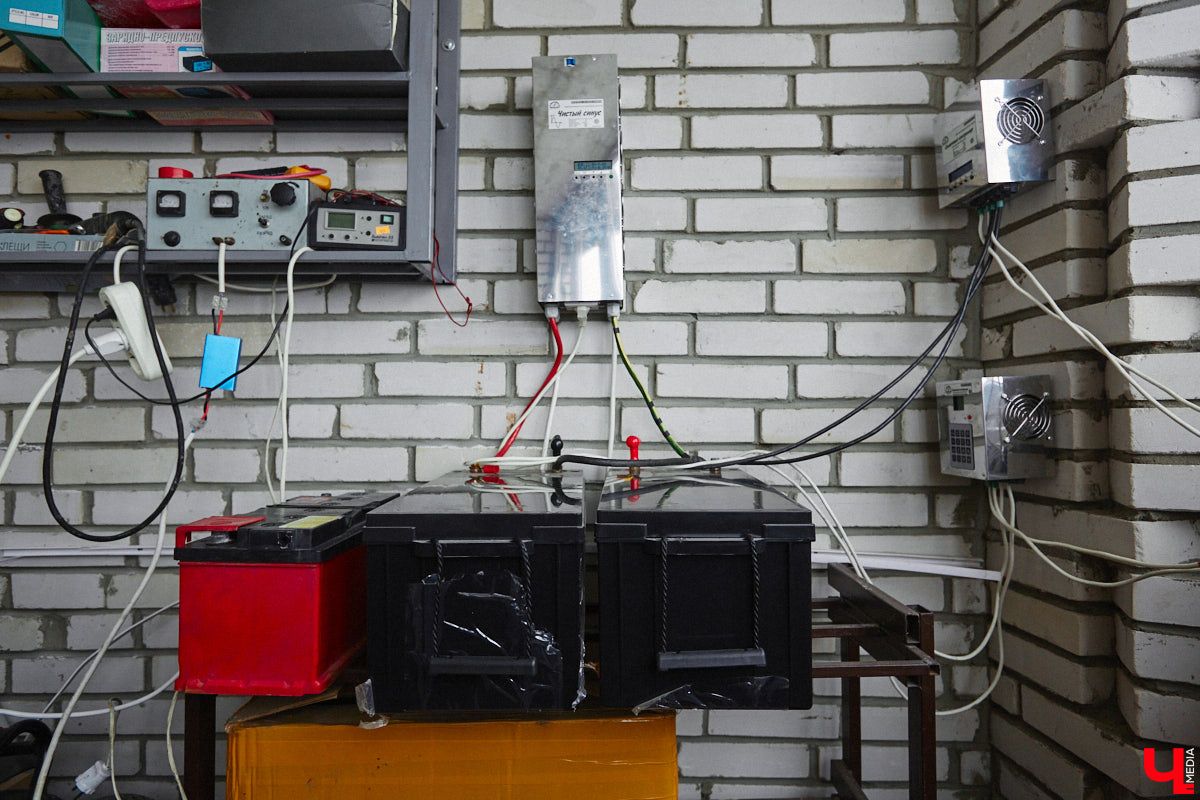 Житель областного центра установил на своем балконе солнечные батареи, с помощью которых в ясную погоду получается запитать практически всю квартиру. Поэтому летом за электроэнергию Станислав Состигалов платит символические сто рублей в месяц. Зимой экономии меньше, но, если во Владимире отключат свет, житель дома на улице Безыменского сможет спокойно смотреть телевизор и заряжать телефон.