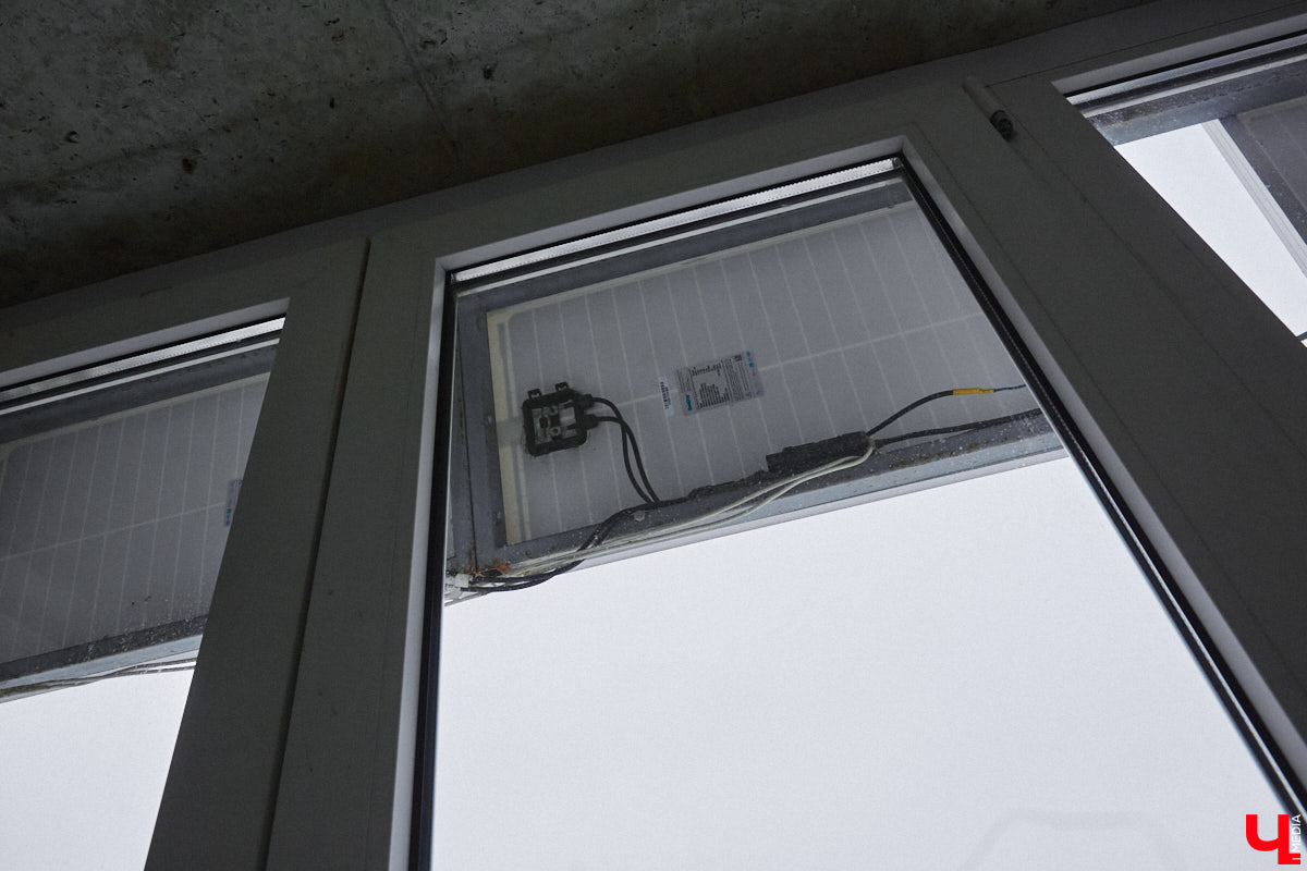 Житель областного центра установил на своем балконе солнечные батареи, с помощью которых в ясную погоду получается запитать практически всю квартиру. Поэтому летом за электроэнергию Станислав Состигалов платит символические сто рублей в месяц. Зимой экономии меньше, но, если во Владимире отключат свет, житель дома на улице Безыменского сможет спокойно смотреть телевизор и заряжать телефон.