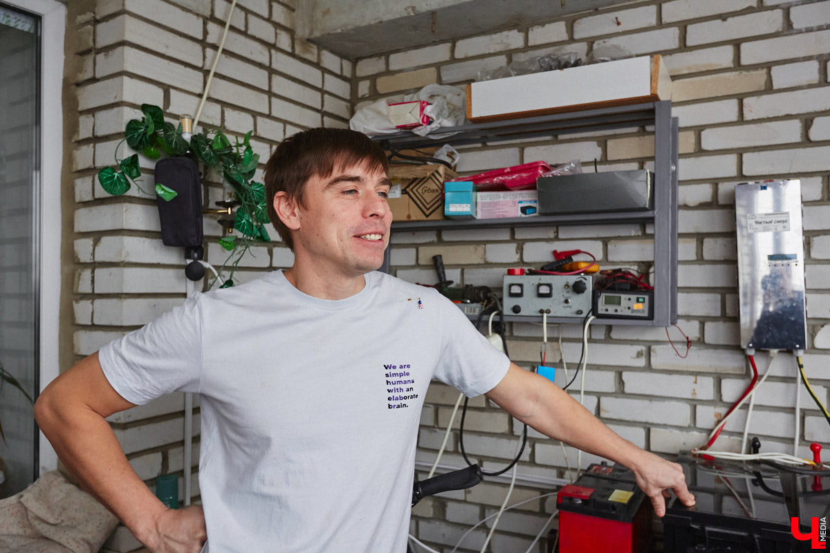 Житель областного центра установил на своем балконе солнечные батареи, с помощью которых в ясную погоду получается запитать практически всю квартиру. Поэтому летом за электроэнергию Станислав Состигалов платит символические сто рублей в месяц. Зимой экономии меньше, но, если во Владимире отключат свет, житель дома на улице Безыменского сможет спокойно смотреть телевизор и заряжать телефон.