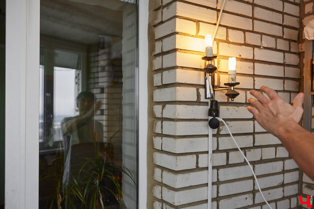 Житель областного центра установил на своем балконе солнечные батареи, с помощью которых в ясную погоду получается запитать практически всю квартиру. Поэтому летом за электроэнергию Станислав Состигалов платит символические сто рублей в месяц. Зимой экономии меньше, но, если во Владимире отключат свет, житель дома на улице Безыменского сможет спокойно смотреть телевизор и заряжать телефон.