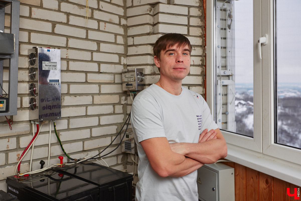 Житель областного центра установил на своем балконе солнечные батареи, с помощью которых в ясную погоду получается запитать практически всю квартиру. Поэтому летом за электроэнергию Станислав Состигалов платит символические сто рублей в месяц. Зимой экономии меньше, но, если во Владимире отключат свет, житель дома на улице Безыменского сможет спокойно смотреть телевизор и заряжать телефон.