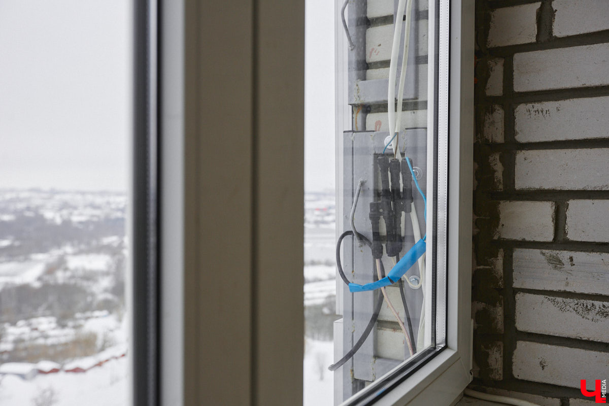 Житель областного центра установил на своем балконе солнечные батареи, с помощью которых в ясную погоду получается запитать практически всю квартиру. Поэтому летом за электроэнергию Станислав Состигалов платит символические сто рублей в месяц. Зимой экономии меньше, но, если во Владимире отключат свет, житель дома на улице Безыменского сможет спокойно смотреть телевизор и заряжать телефон.