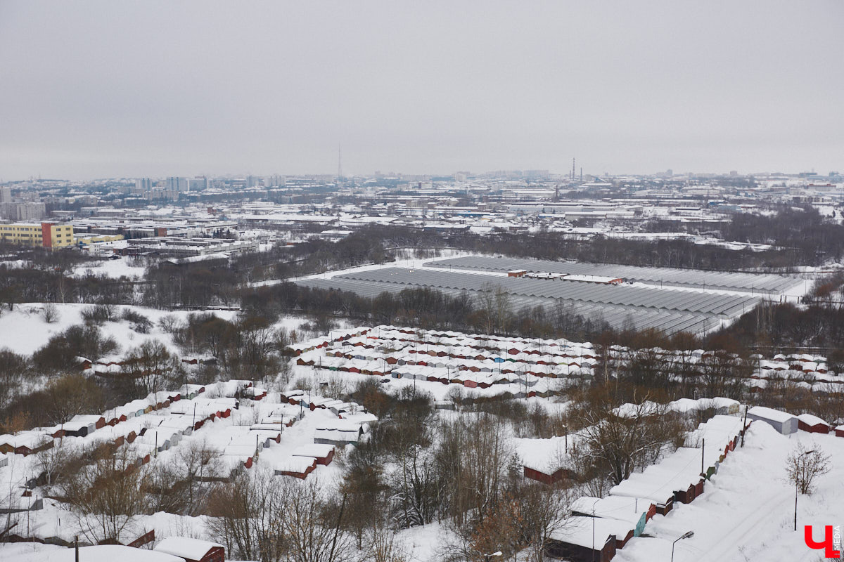 Житель областного центра установил на своем балконе солнечные батареи, с помощью которых в ясную погоду получается запитать практически всю квартиру. Поэтому летом за электроэнергию Станислав Состигалов платит символические сто рублей в месяц. Зимой экономии меньше, но, если во Владимире отключат свет, житель дома на улице Безыменского сможет спокойно смотреть телевизор и заряжать телефон.