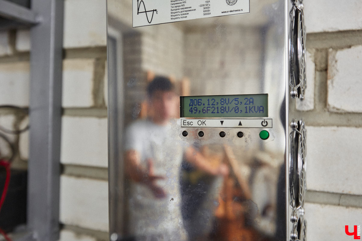 Житель областного центра установил на своем балконе солнечные батареи, с помощью которых в ясную погоду получается запитать практически всю квартиру. Поэтому летом за электроэнергию Станислав Состигалов платит символические сто рублей в месяц. Зимой экономии меньше, но, если во Владимире отключат свет, житель дома на улице Безыменского сможет спокойно смотреть телевизор и заряжать телефон.