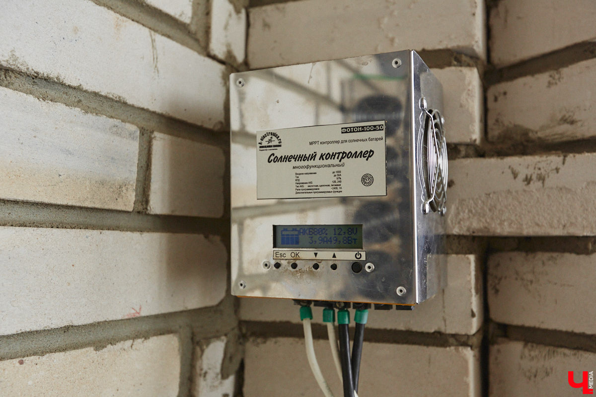 Житель областного центра установил на своем балконе солнечные батареи, с помощью которых в ясную погоду получается запитать практически всю квартиру. Поэтому летом за электроэнергию Станислав Состигалов платит символические сто рублей в месяц. Зимой экономии меньше, но, если во Владимире отключат свет, житель дома на улице Безыменского сможет спокойно смотреть телевизор и заряжать телефон.