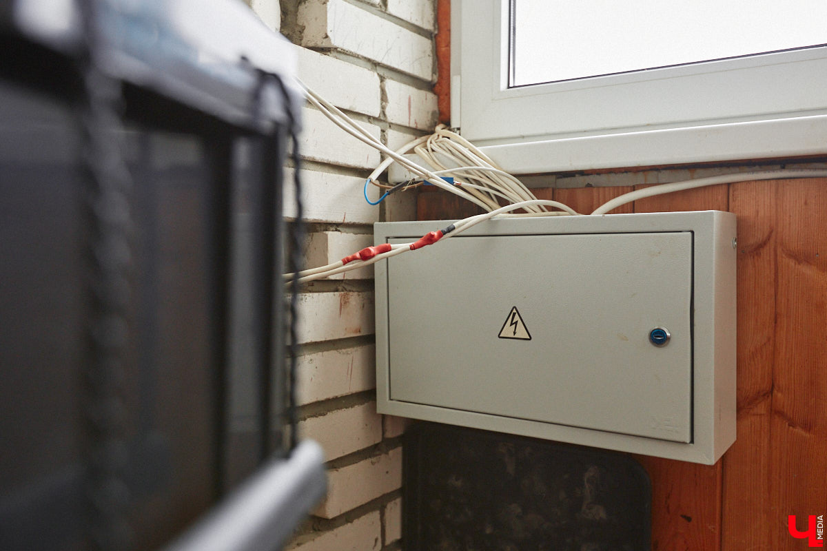 Житель областного центра установил на своем балконе солнечные батареи, с помощью которых в ясную погоду получается запитать практически всю квартиру. Поэтому летом за электроэнергию Станислав Состигалов платит символические сто рублей в месяц. Зимой экономии меньше, но, если во Владимире отключат свет, житель дома на улице Безыменского сможет спокойно смотреть телевизор и заряжать телефон.