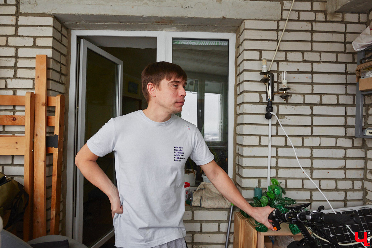 Житель областного центра установил на своем балконе солнечные батареи, с помощью которых в ясную погоду получается запитать практически всю квартиру. Поэтому летом за электроэнергию Станислав Состигалов платит символические сто рублей в месяц. Зимой экономии меньше, но, если во Владимире отключат свет, житель дома на улице Безыменского сможет спокойно смотреть телевизор и заряжать телефон.