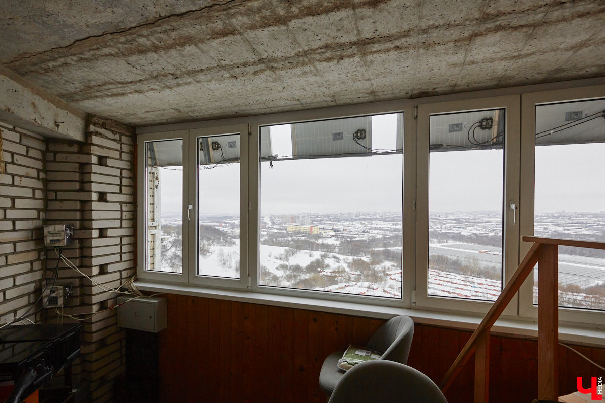 Житель областного центра установил на своем балконе солнечные батареи, с помощью которых в ясную погоду получается запитать практически всю квартиру. Поэтому летом за электроэнергию Станислав Состигалов платит символические сто рублей в месяц. Зимой экономии меньше, но, если во Владимире отключат свет, житель дома на улице Безыменского сможет спокойно смотреть телевизор и заряжать телефон.