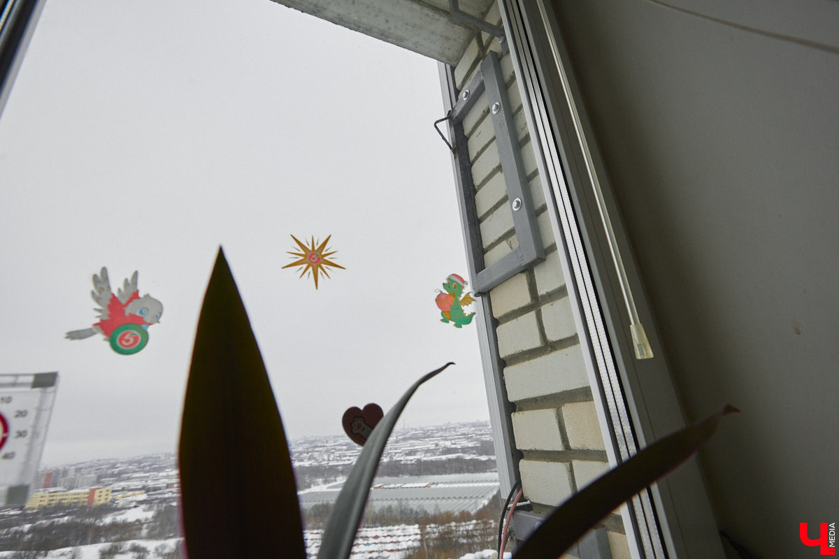 Житель областного центра установил на своем балконе солнечные батареи, с помощью которых в ясную погоду получается запитать практически всю квартиру. Поэтому летом за электроэнергию Станислав Состигалов платит символические сто рублей в месяц. Зимой экономии меньше, но, если во Владимире отключат свет, житель дома на улице Безыменского сможет спокойно смотреть телевизор и заряжать телефон.