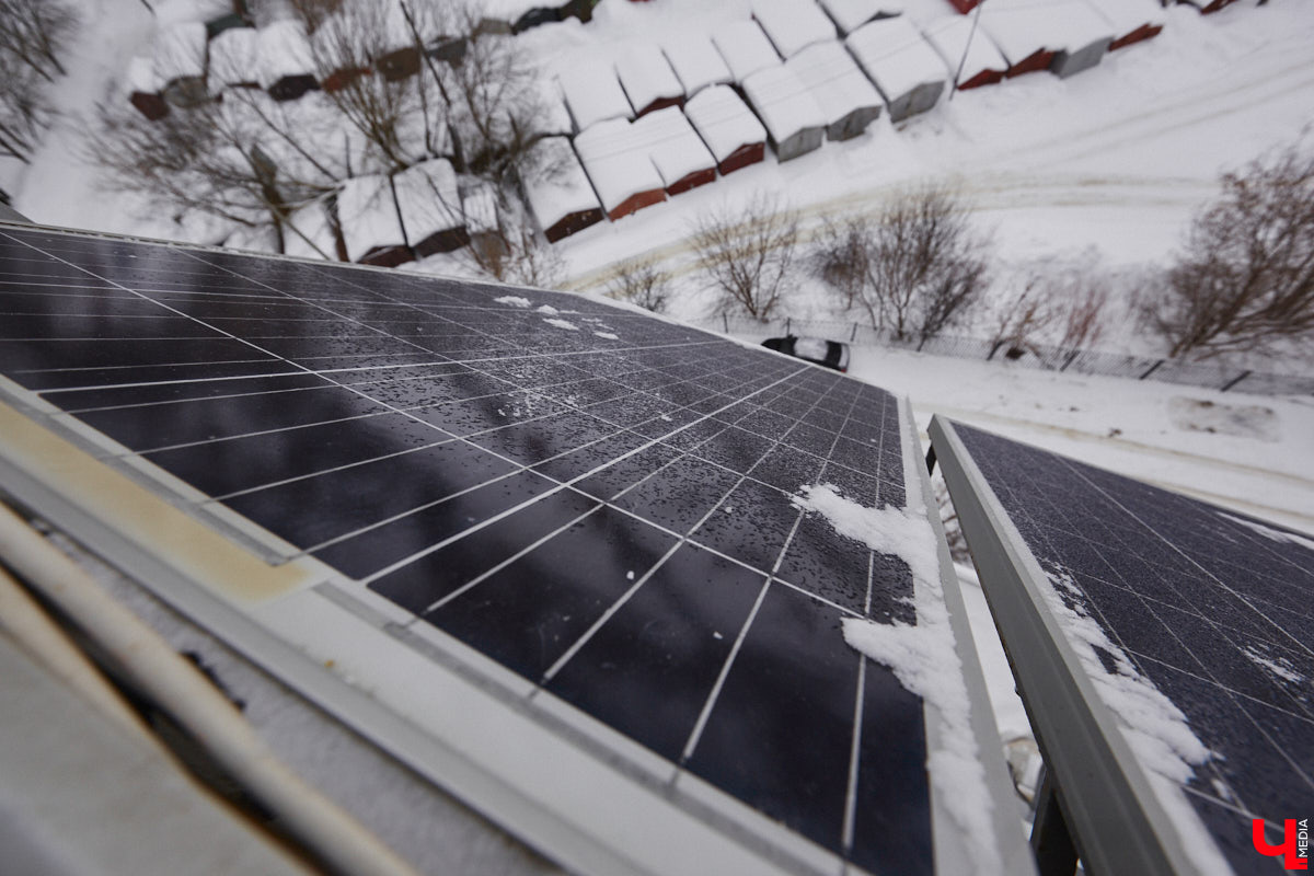 Житель областного центра установил на своем балконе солнечные батареи, с помощью которых в ясную погоду получается запитать практически всю квартиру. Поэтому летом за электроэнергию Станислав Состигалов платит символические сто рублей в месяц. Зимой экономии меньше, но, если во Владимире отключат свет, житель дома на улице Безыменского сможет спокойно смотреть телевизор и заряжать телефон.