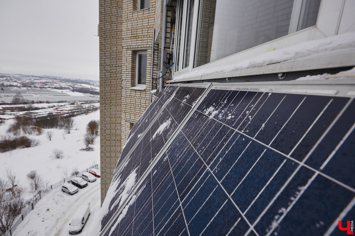 Житель областного центра установил на своем балконе солнечные батареи, с помощью которых в ясную погоду получается запитать практически всю квартиру. Поэтому летом за электроэнергию Станислав Состигалов платит символические сто рублей в месяц. Зимой экономии меньше, но, если во Владимире отключат свет, житель дома на улице Безыменского сможет спокойно смотреть телевизор и заряжать телефон.