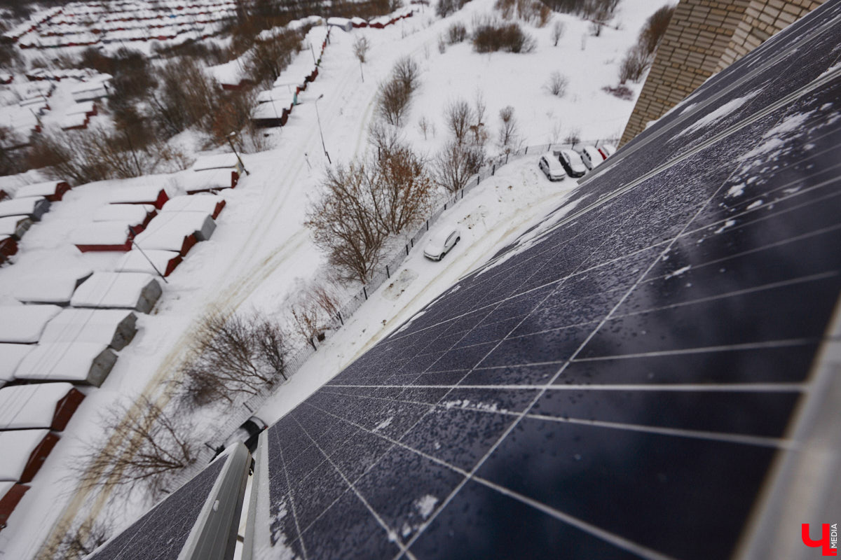 Житель областного центра установил на своем балконе солнечные батареи, с помощью которых в ясную погоду получается запитать практически всю квартиру. Поэтому летом за электроэнергию Станислав Состигалов платит символические сто рублей в месяц. Зимой экономии меньше, но, если во Владимире отключат свет, житель дома на улице Безыменского сможет спокойно смотреть телевизор и заряжать телефон.