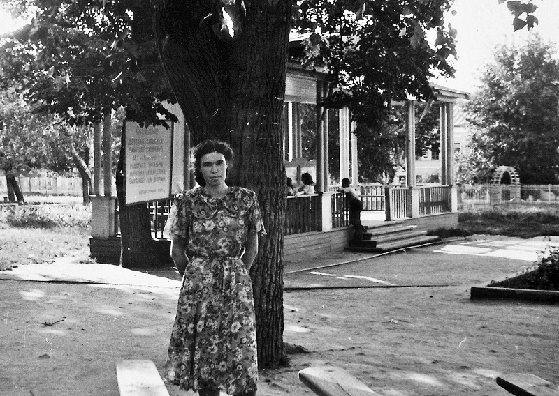 Людмила Пономарева начала трудиться архитектором-проектировщиком во Владимире с ноября 1946 года. Она окончила архитектурный факультет Московского высшего технического училища и 10 лет проработала в различных проектных организациях Москвы. Как член семьи репрессированного в 1938 году была отправлена в Джезказганский исправительно-трудовой лагерь в Казахстане. После ссылки в 1945 году Людмила Ивановна приняла предложение главного архитектора Александра Столетова занять место проектировщика в нашем городе. По ее проектам во Владимире построили очень красивые здания, которые до сих пор привлекают внимание.