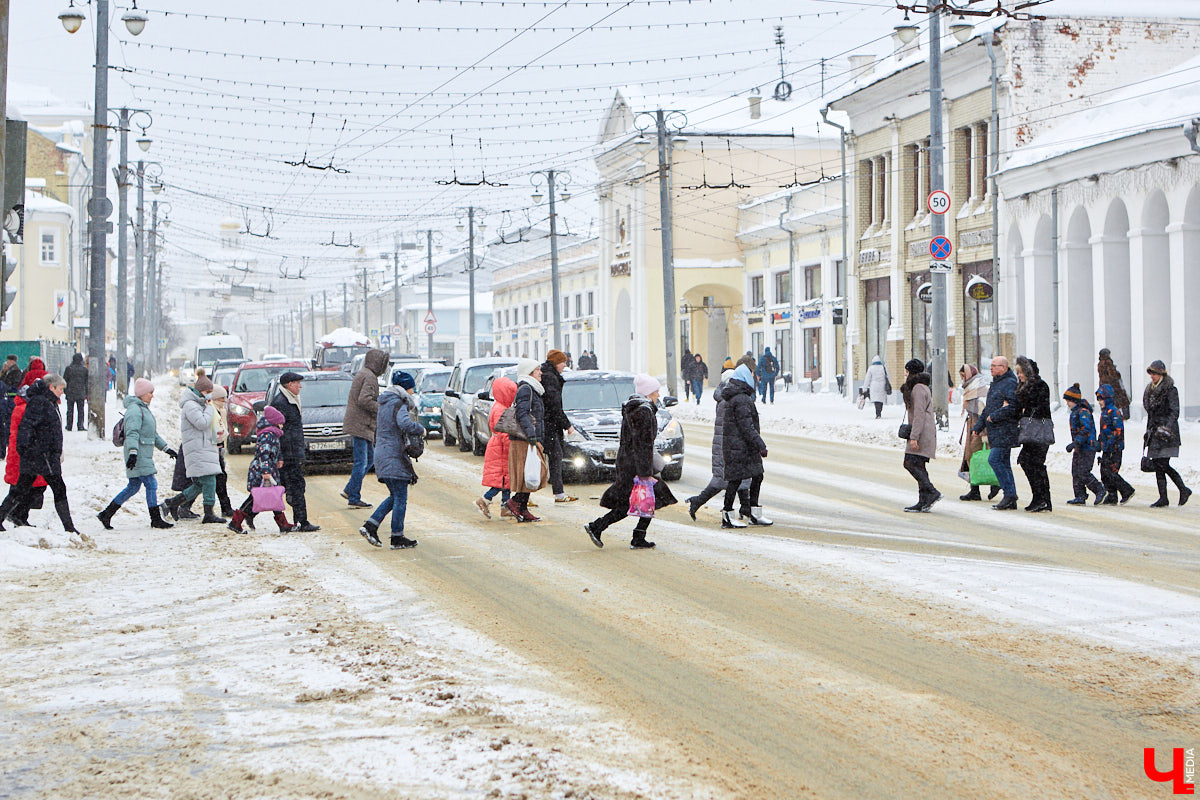 Людмила Пономарева начала трудиться архитектором-проектировщиком во Владимире с ноября 1946 года. Она окончила архитектурный факультет Московского высшего технического училища и 10 лет проработала в различных проектных организациях Москвы. Как член семьи репрессированного в 1938 году была отправлена в Джезказганский исправительно-трудовой лагерь в Казахстане. После ссылки в 1945 году Людмила Ивановна приняла предложение главного архитектора Александра Столетова занять место проектировщика в нашем городе. По ее проектам во Владимире построили очень красивые здания, которые до сих пор привлекают внимание.