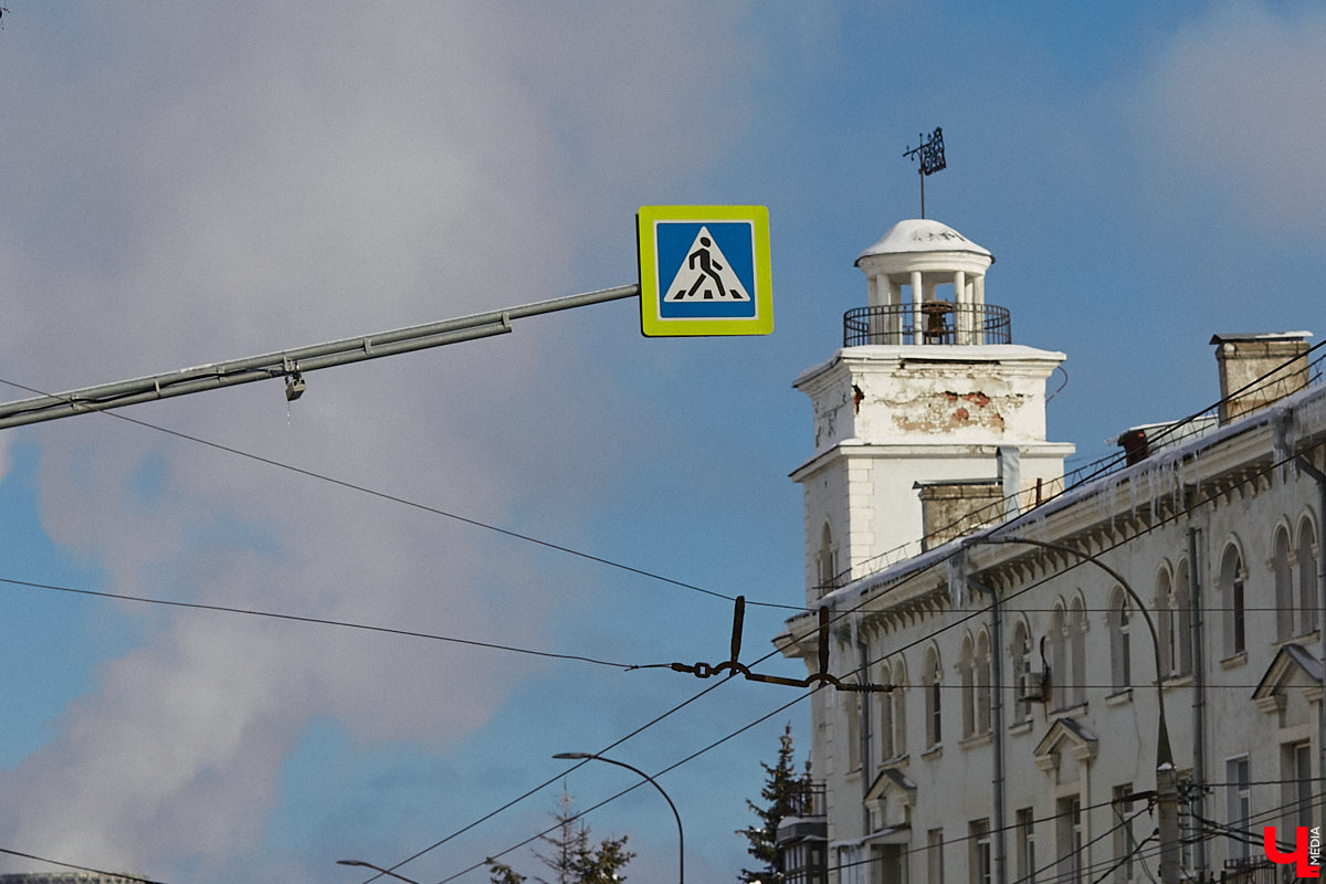 Людмила Пономарева начала трудиться архитектором-проектировщиком во Владимире с ноября 1946 года. Она окончила архитектурный факультет Московского высшего технического училища и 10 лет проработала в различных проектных организациях Москвы. Как член семьи репрессированного в 1938 году была отправлена в Джезказганский исправительно-трудовой лагерь в Казахстане. После ссылки в 1945 году Людмила Ивановна приняла предложение главного архитектора Александра Столетова занять место проектировщика в нашем городе. По ее проектам во Владимире построили очень красивые здания, которые до сих пор привлекают внимание.