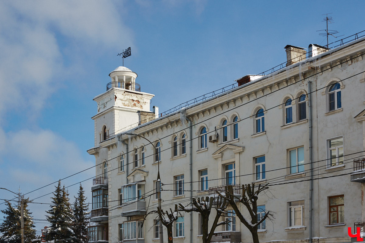 Людмила Пономарева начала трудиться архитектором-проектировщиком во Владимире с ноября 1946 года. Она окончила архитектурный факультет Московского высшего технического училища и 10 лет проработала в различных проектных организациях Москвы. Как член семьи репрессированного в 1938 году была отправлена в Джезказганский исправительно-трудовой лагерь в Казахстане. После ссылки в 1945 году Людмила Ивановна приняла предложение главного архитектора Александра Столетова занять место проектировщика в нашем городе. По ее проектам во Владимире построили очень красивые здания, которые до сих пор привлекают внимание.