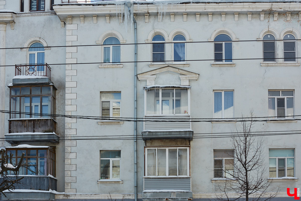 Людмила Пономарева начала трудиться архитектором-проектировщиком во Владимире с ноября 1946 года. Она окончила архитектурный факультет Московского высшего технического училища и 10 лет проработала в различных проектных организациях Москвы. Как член семьи репрессированного в 1938 году была отправлена в Джезказганский исправительно-трудовой лагерь в Казахстане. После ссылки в 1945 году Людмила Ивановна приняла предложение главного архитектора Александра Столетова занять место проектировщика в нашем городе. По ее проектам во Владимире построили очень красивые здания, которые до сих пор привлекают внимание.