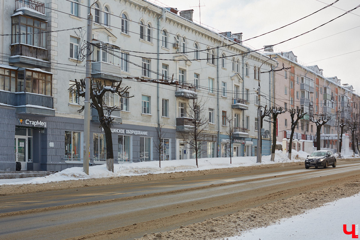 Людмила Пономарева начала трудиться архитектором-проектировщиком во Владимире с ноября 1946 года. Она окончила архитектурный факультет Московского высшего технического училища и 10 лет проработала в различных проектных организациях Москвы. Как член семьи репрессированного в 1938 году была отправлена в Джезказганский исправительно-трудовой лагерь в Казахстане. После ссылки в 1945 году Людмила Ивановна приняла предложение главного архитектора Александра Столетова занять место проектировщика в нашем городе. По ее проектам во Владимире построили очень красивые здания, которые до сих пор привлекают внимание.