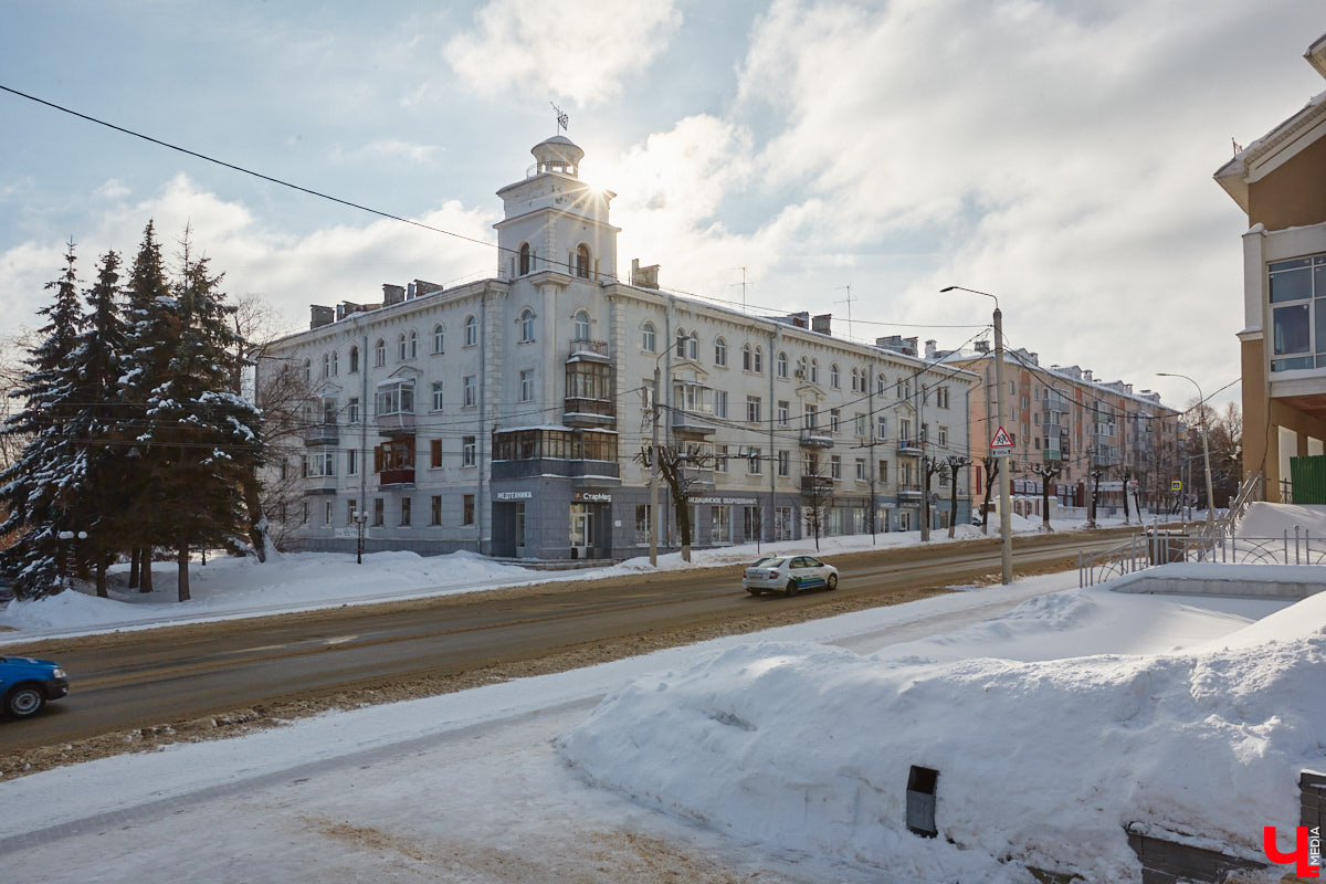 Людмила Пономарева начала трудиться архитектором-проектировщиком во Владимире с ноября 1946 года. Она окончила архитектурный факультет Московского высшего технического училища и 10 лет проработала в различных проектных организациях Москвы. Как член семьи репрессированного в 1938 году была отправлена в Джезказганский исправительно-трудовой лагерь в Казахстане. После ссылки в 1945 году Людмила Ивановна приняла предложение главного архитектора Александра Столетова занять место проектировщика в нашем городе. По ее проектам во Владимире построили очень красивые здания, которые до сих пор привлекают внимание.