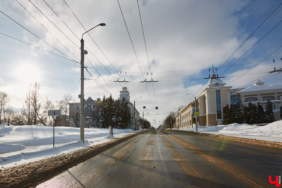 Людмила Пономарева начала трудиться архитектором-проектировщиком во Владимире с ноября 1946 года. Она окончила архитектурный факультет Московского высшего технического училища и 10 лет проработала в различных проектных организациях Москвы. Как член семьи репрессированного в 1938 году была отправлена в Джезказганский исправительно-трудовой лагерь в Казахстане. После ссылки в 1945 году Людмила Ивановна приняла предложение главного архитектора Александра Столетова занять место проектировщика в нашем городе. По ее проектам во Владимире построили очень красивые здания, которые до сих пор привлекают внимание.