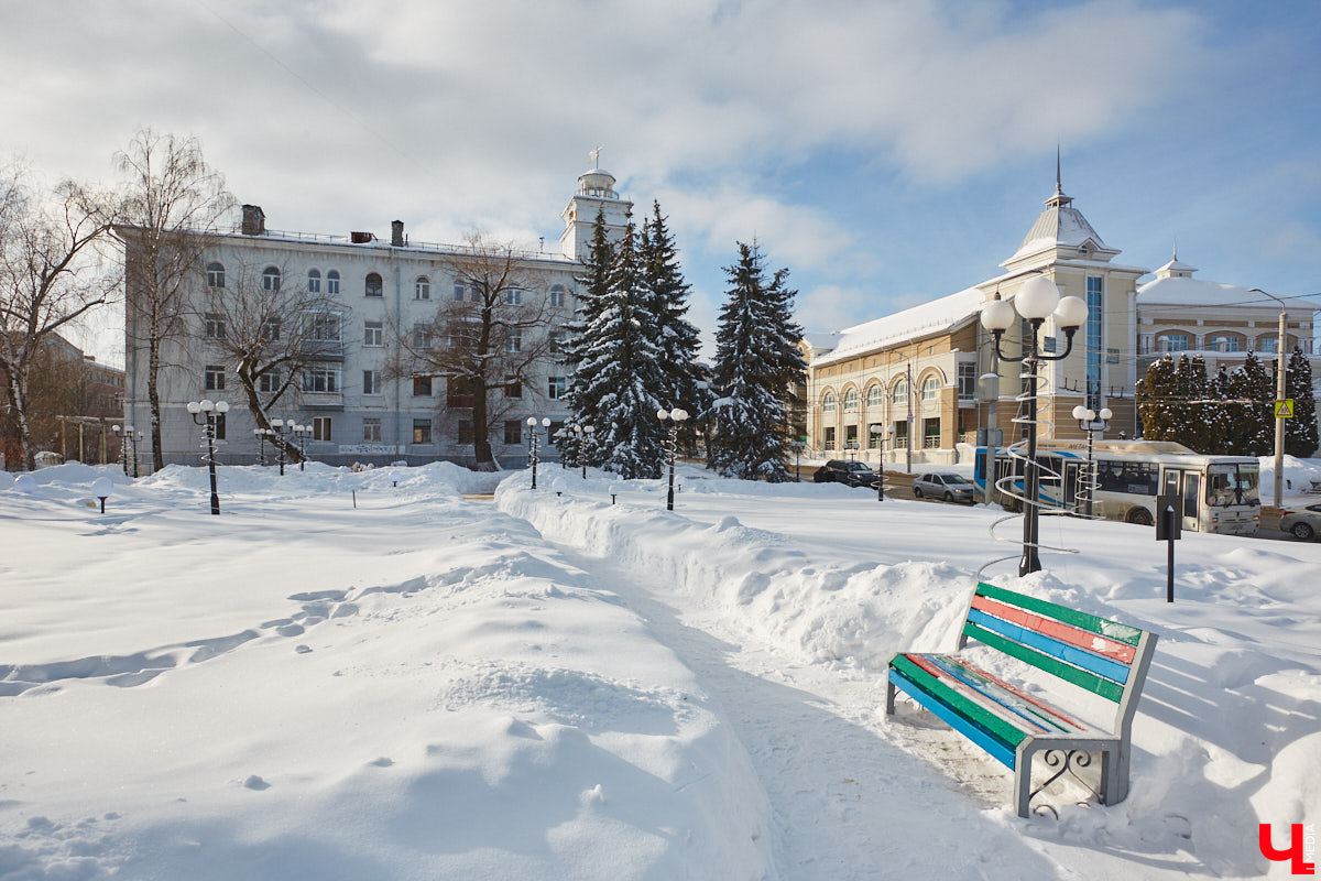 Людмила Пономарева начала трудиться архитектором-проектировщиком во Владимире с ноября 1946 года. Она окончила архитектурный факультет Московского высшего технического училища и 10 лет проработала в различных проектных организациях Москвы. Как член семьи репрессированного в 1938 году была отправлена в Джезказганский исправительно-трудовой лагерь в Казахстане. После ссылки в 1945 году Людмила Ивановна приняла предложение главного архитектора Александра Столетова занять место проектировщика в нашем городе. По ее проектам во Владимире построили очень красивые здания, которые до сих пор привлекают внимание.