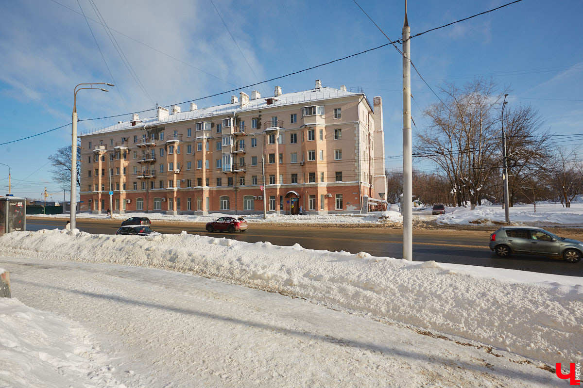Людмила Пономарева начала трудиться архитектором-проектировщиком во Владимире с ноября 1946 года. Она окончила архитектурный факультет Московского высшего технического училища и 10 лет проработала в различных проектных организациях Москвы. Как член семьи репрессированного в 1938 году была отправлена в Джезказганский исправительно-трудовой лагерь в Казахстане. После ссылки в 1945 году Людмила Ивановна приняла предложение главного архитектора Александра Столетова занять место проектировщика в нашем городе. По ее проектам во Владимире построили очень красивые здания, которые до сих пор привлекают внимание.