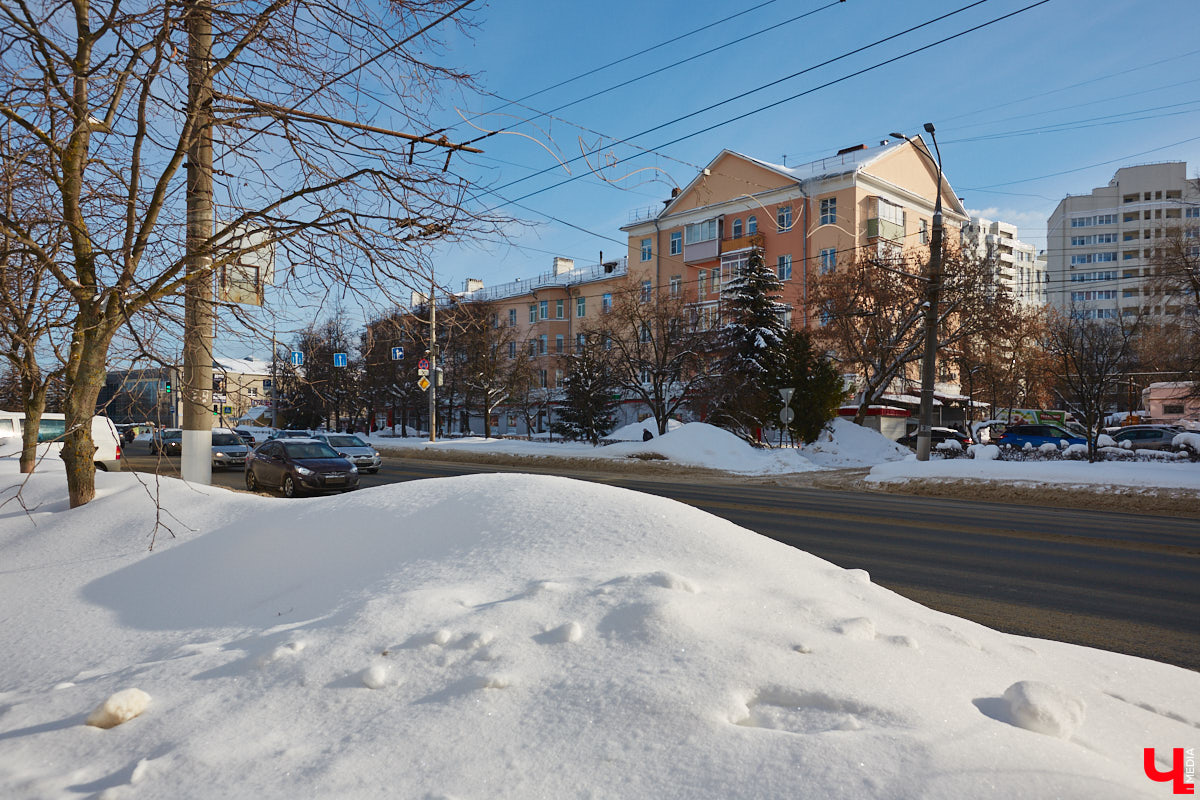 Людмила Пономарева начала трудиться архитектором-проектировщиком во Владимире с ноября 1946 года. Она окончила архитектурный факультет Московского высшего технического училища и 10 лет проработала в различных проектных организациях Москвы. Как член семьи репрессированного в 1938 году была отправлена в Джезказганский исправительно-трудовой лагерь в Казахстане. После ссылки в 1945 году Людмила Ивановна приняла предложение главного архитектора Александра Столетова занять место проектировщика в нашем городе. По ее проектам во Владимире построили очень красивые здания, которые до сих пор привлекают внимание.