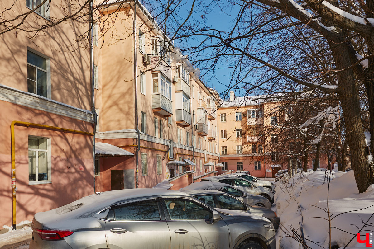 Людмила Пономарева начала трудиться архитектором-проектировщиком во Владимире с ноября 1946 года. Она окончила архитектурный факультет Московского высшего технического училища и 10 лет проработала в различных проектных организациях Москвы. Как член семьи репрессированного в 1938 году была отправлена в Джезказганский исправительно-трудовой лагерь в Казахстане. После ссылки в 1945 году Людмила Ивановна приняла предложение главного архитектора Александра Столетова занять место проектировщика в нашем городе. По ее проектам во Владимире построили очень красивые здания, которые до сих пор привлекают внимание.