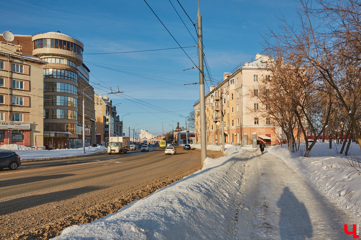 Людмила Пономарева начала трудиться архитектором-проектировщиком во Владимире с ноября 1946 года. Она окончила архитектурный факультет Московского высшего технического училища и 10 лет проработала в различных проектных организациях Москвы. Как член семьи репрессированного в 1938 году была отправлена в Джезказганский исправительно-трудовой лагерь в Казахстане. После ссылки в 1945 году Людмила Ивановна приняла предложение главного архитектора Александра Столетова занять место проектировщика в нашем городе. По ее проектам во Владимире построили очень красивые здания, которые до сих пор привлекают внимание.