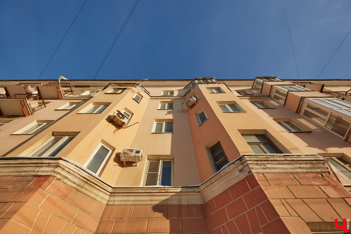 Людмила Пономарева начала трудиться архитектором-проектировщиком во Владимире с ноября 1946 года. Она окончила архитектурный факультет Московского высшего технического училища и 10 лет проработала в различных проектных организациях Москвы. Как член семьи репрессированного в 1938 году была отправлена в Джезказганский исправительно-трудовой лагерь в Казахстане. После ссылки в 1945 году Людмила Ивановна приняла предложение главного архитектора Александра Столетова занять место проектировщика в нашем городе. По ее проектам во Владимире построили очень красивые здания, которые до сих пор привлекают внимание.